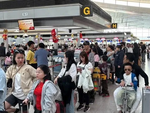 Nâng chất lượng dịch vụ sân bay: Bất tiện với quy định cởi giày, thắt lưng