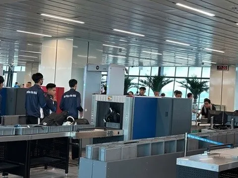 Ôm con vài tháng tuổi vẫn phải tháo thắt lưng, cởi giày để kiểm tra an ninh ở sân bay