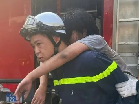 Giải cứu 3 người mắc kẹt trong ngôi nhà đang cháy ở Hà Nội