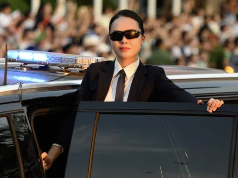 Ngắm "chị đẹp" cảnh vệ ngầu nhất đội hình Công an trình diễn chống khủng bố tại Hồ Gươm