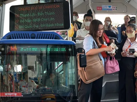Người dân TP.HCM hào hứng đi thử xe buýt điện mới toanh, tiết lộ điều bất ngờ ngay từ ngày đầu tiên vận hành