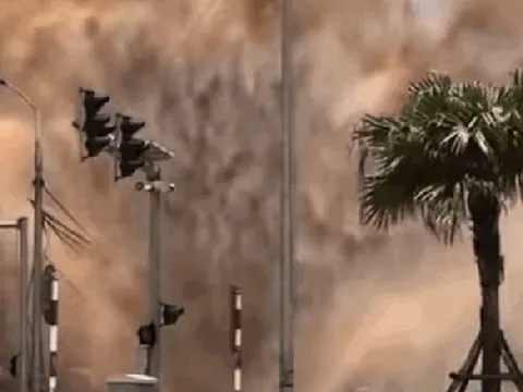 VIDEO: Cột nước bất ngờ "phun trào như núi lửa" từ đường ống nước