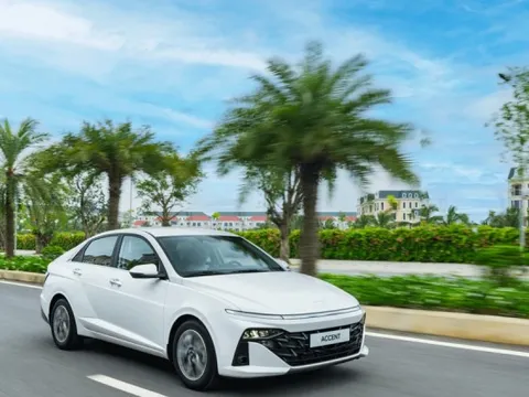 Nhiều mẫu xe ăn khách tiếp tục được giảm giá để kích cầu