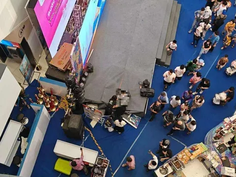 Người đàn ông nằm bất động tại tầng 1 trung tâm thương mại ở Long Biên, sau cú rơi từ tầng cao