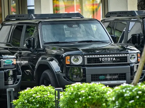 Lô Toyota Prado ‘lạ’ xuất hiện tại Việt Nam: Thiết kế khác biệt, động cơ hybrid mạnh hơn hẳn xe chính hãng