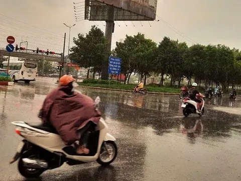 TP HCM nơi sấm chớp rì rầm, nơi mưa to gây ngập