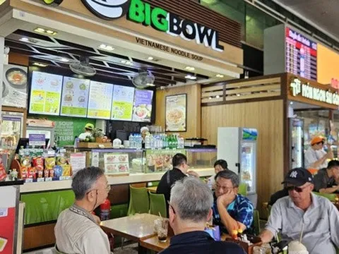 Nhiều hành khách lặng lẽ bỏ đi sau khi nhìn giá phở, mì gói ở sân bay