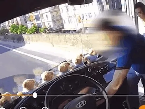 VIDEO: Tài xế 7 chỗ đi vào làn khẩn cấp, còn bị tố rút chìa khóa xe khách rồi cầm đi