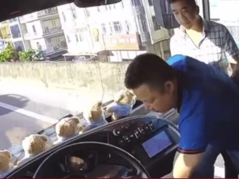 Truy tìm người đàn ông rút chìa khoá xe rồi bỏ đi khiến hành khách phơi nắng suốt 1 giờ