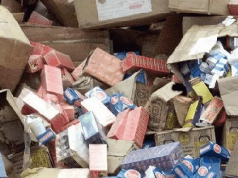 Đột kích một khu chợ, công an triệt phá đường dây buôn bán hàng hóa giả quy mô hơn 25 tỷ đồng, tịch thu một loạt thuốc và mỹ phẩm nhập lậu