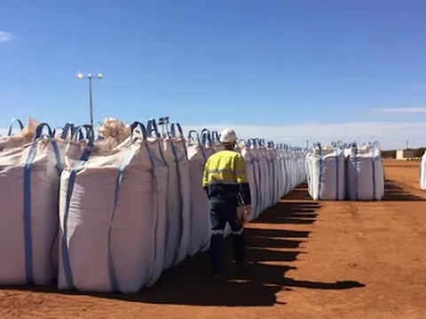 Hơn 800 nghìn tấn hàng từ Campuchia vừa đổ bộ Việt Nam: Thuế nhập khẩu 0%, là 'bảo bối' giúp Việt Nam xuất khẩu bằng cả thế giới cộng lại