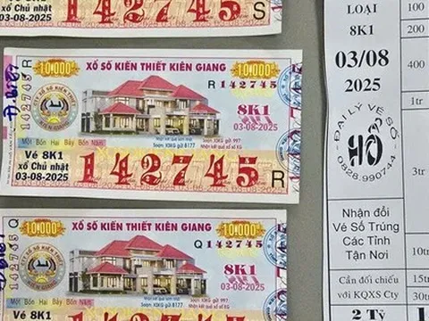 Người mẹ được các con "hộ tống" đi đổi vé số trúng giải độc đắc