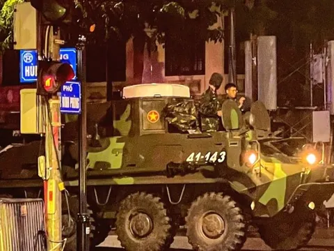 Xe pháo quân sự thực hành cơ động đêm về Quảng trường Ba Đình