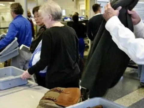 Vì sao qua cửa an ninh sân bay phải cởi giày, thắt lưng và đồng hồ?