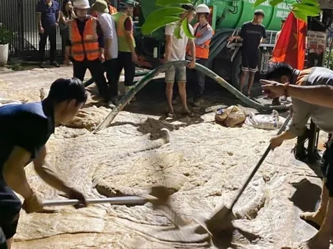 Bùn lỏng lại phun trào trên phố tại dự án metro Hà Nội