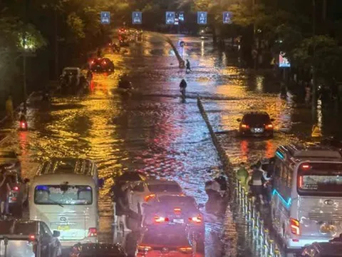 Công ty thoát nước Hà Nội: Đường Võ Chí Công bị ngập sâu, kéo dài do "lượng mưa tăng đột biến"