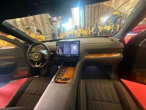 Limousine siêu sang của VinFast lộ thêm ảnh: Logo cánh chim vàng, vách ngăn như Rolls-Royce, ốp gỗ thật