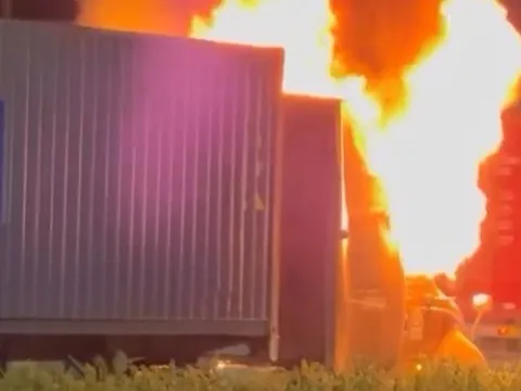 CLIP: Lửa cháy dữ dội, tài xế xe container ở TP HCM hô hoán người dân ứng cứu