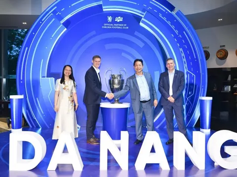 Chủ tịch FPT Trương Gia Bình đích thân đón chiếc cúp danh giá nhất Châu Âu đến Đà Nẵng