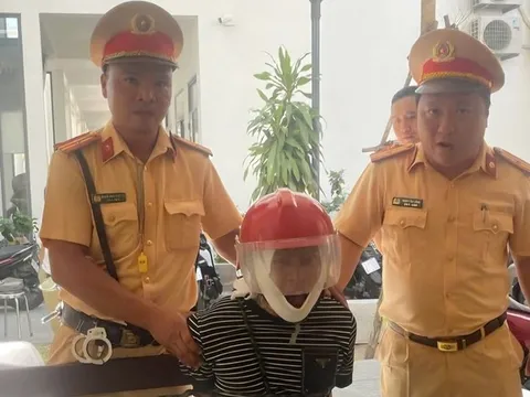 Tài xế công nghệ lao xe vào chốt CSGT thoát khỏi kẻ 'ngáo đá'