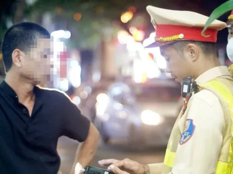 Tài xế vi phạm nồng độ cồn bỏ lại xe, nói 'về nhà lấy phương tiện khác chở vợ đi trực'
