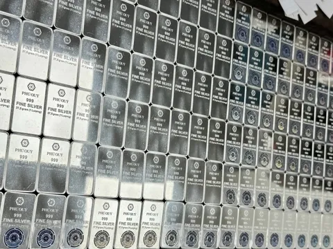 Giá bạc biến động nhẹ phiên đầu tuần