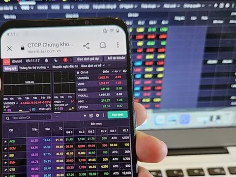 Liên tục ngược dự báo, nhà đầu tư chứng khoán làm gì để không "bị bỏ rơi"?