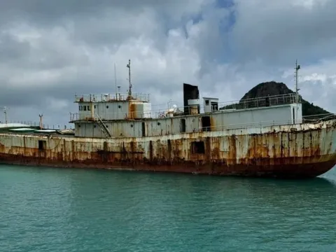 Cận cảnh con tàu hoang nghìn tấn vừa được đề xuất đánh chìm ở Côn Đảo