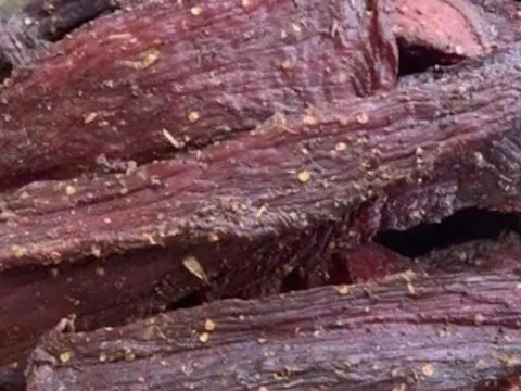 Cả làng sản xuất hàng nghìn tấn thịt trâu gác bếp giả