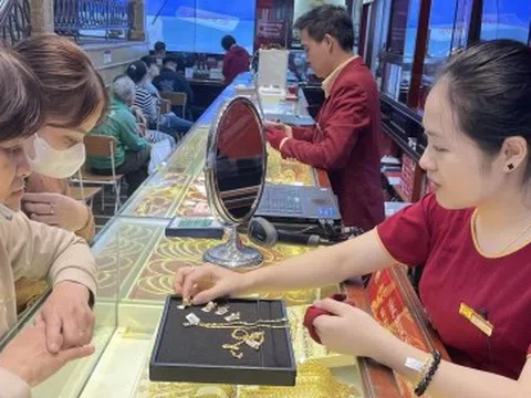 Giá vàng liên tục xô đổ kỷ lục, muốn đầu tư cần chú ý gì?