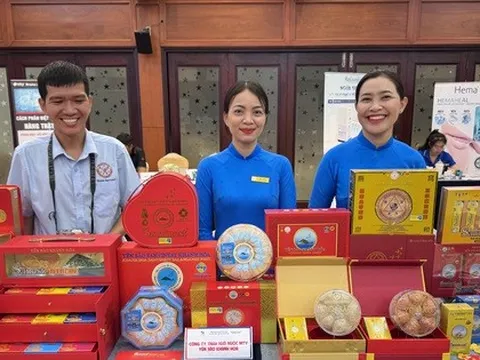 Tràn lan yến sào làm từ bột rau câu, lòng trắng trứng