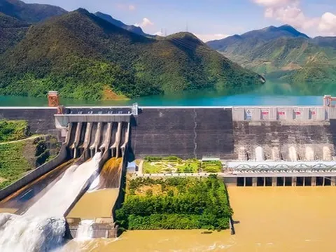 Nhà máy thủy điện lớn nhất Việt Nam sắp mở 1 cửa xả lũ