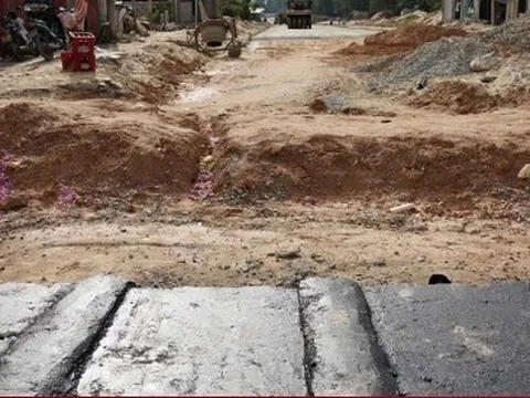 Vì sao đường dẫn cầu vượt biển dài nhất miền Trung ì ạch, ngổn ngang?