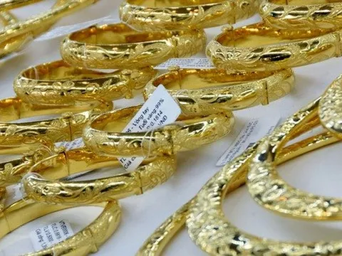Giá vàng trong nước giảm nhanh, nhiều người chưa kịp bán