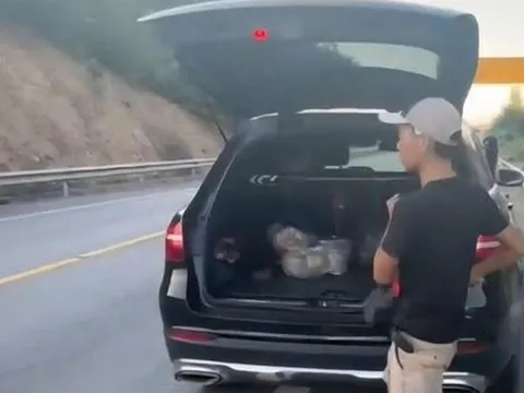 Tài xế dừng ô tô trên cao tốc Cam Lộ - La Sơn để xuống sông câu cá