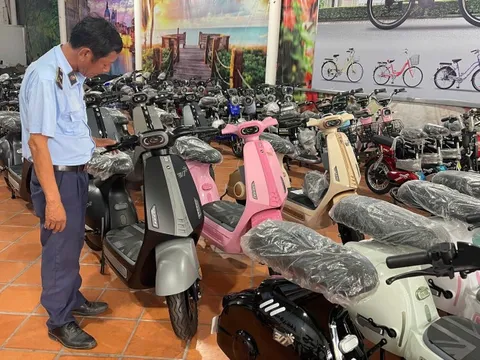 "Đột kích" từ manh mối trên mạng: Quản lý thị trường phát hiện 2 hộ kinh doanh xe đạp điện mập mờ nguồn gốc, trong đó 1 hộ "qua mặt" cơ quan thuế