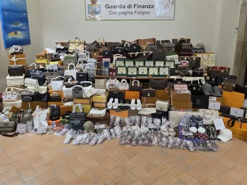 Đột kích một cửa hàng, công an triệt phá đường dây buôn hàng hiệu giả qua TikTok do người Trung Quốc điều hành, tịch thu hơn 2.300 sản phẩm