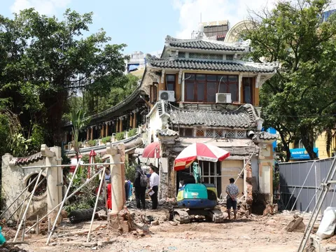 Cận cảnh tháo dỡ một phần nhà hàng nổi tiếng bên hồ Hoàn Kiếm, nhiều người dân bất ngờ ngoái nhìn