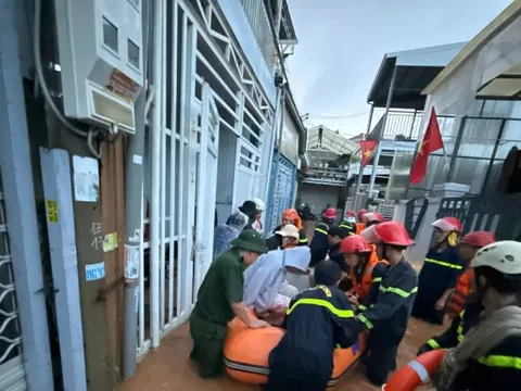 Mưa lớn gây ngập nặng, hàng trăm người dân Đà Lạt phải sơ tán