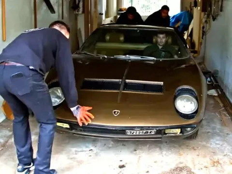 Mua một chiếc xe 'second-hand' giá 250 triệu, cất kỹ trong nhà 40 năm không ra đường 1 bước - người đàn ông giờ phát tài khi 'báu vật' này được trả giá 25 tỷ đồng