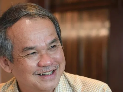 Động thái trái ngược của bầu Đức và con trai