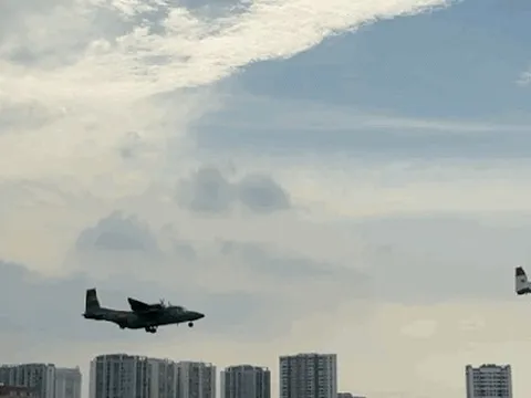 VIDEO: Máy bay CASA xếp đội hình "bay lượn" trên bầu trời Hà Nội