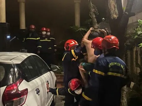 Phá cửa kính cứu 5 người trong vụ cháy nhà giữa đêm ở Đà Nẵng