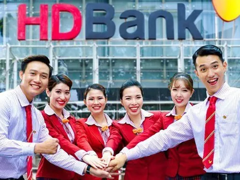 Cổ phiếu ngân hàng nhận chuyển giao bắt buộc đồng loạt tăng mạnh phiên 14/8: HDB, VPB, MBB tím trần, VCB xanh hơn 4,3%