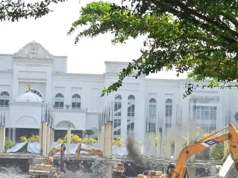 Tháo dỡ Khu phức hợp thương mại dịch vụ và căn hộ cao cấp xây dựng trái phép