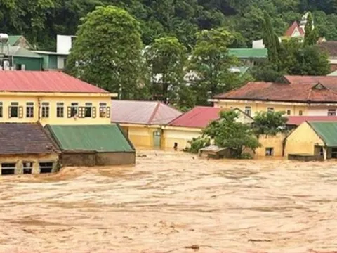 Mưa xối xả nhiều giờ, 14 tỉnh thành trên cả nước nguy cơ lũ quét và sạt lở đất