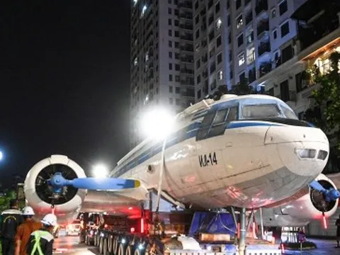 Chuyên cơ từng chở Bác Hồ xuất hiện trên phố Hà Nội, người dân háo hức đi xem