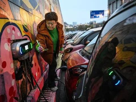 Cả thế giới đang đổ xô về xe điện thì bất ngờ Trung Quốc "lao ngược" lại xe xăng: Nước đi này ai đỡ nổi?