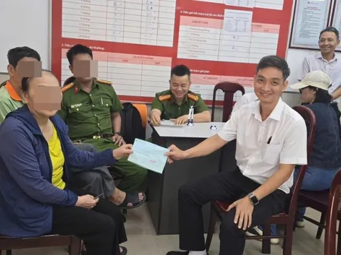 Thấy một phụ nữ run rẩy khi chuyển tiền cho "Võ Tuấn Kiệt", nhân viên ngân hàng lập tức báo công an