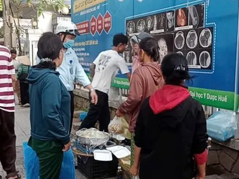 CLIP: Quán bún vỉa hè ở Huế bị kiểm tra vì có "xô nước thần kỳ" giúp rửa bát siêu nhanh